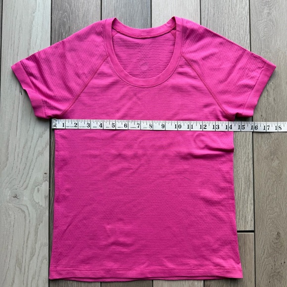 Lululemon Women's Pink T-Shirt - Picture 2 of 6